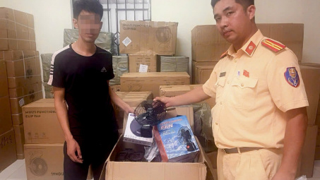 Hà Nội: Phát hiện xe tải chở gần 2.000 sản phẩm điện gia dụng không rõ nguồn gốc