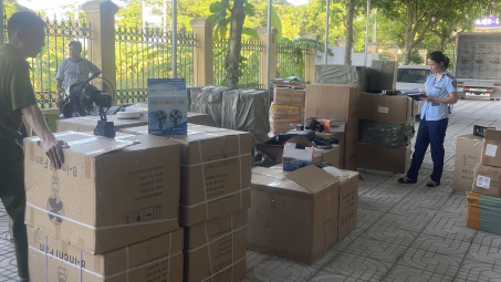 Phát hiện, xử lý xe tải vận chuyển hàng hóa nhập lậu trị giá hơn 52 triệu đồng tại Hà Nội