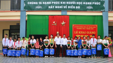 Thủy điện Trung Sơn trao quà khai giảng cho học sinh các trường tại xã Trung Sơn và Trung Thành