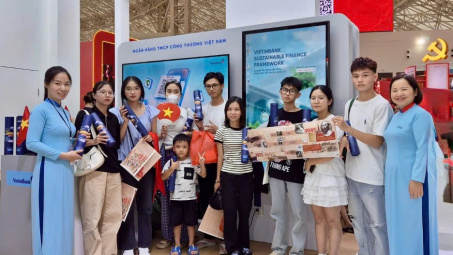 Nhận quà khi check-in gian hàng VietinBank tại Triển lãm thành tựu đất nước