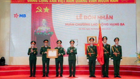 Ngân hàng MB đón nhận Huân chương Lao động Hạng Ba
