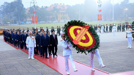 Các đại biểu dự Đại hội XIV vào Lăng viếng Chủ tịch Hồ Chí Minh, đặt hoa tại Đài tưởng niệm các Anh hùng liệt sĩ