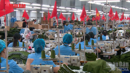 Người lao động thi đua sản xuất, đặt kỳ vọng vào Đại hội lần thứ XIV của Đảng