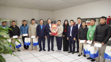 Lãnh đạo Tập đoàn Hoá chất Việt Nam thăm, tặng quà người lao động Công ty CP DAP số 2 - VINACHEM và Công ty TNHH MTV Apatit Việt Nam dịp Xuân Bính Ngọ