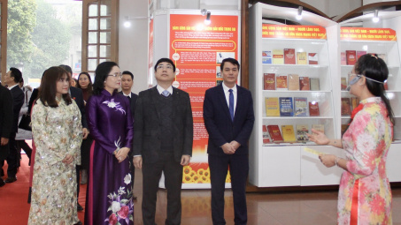 Trưng bày gần 800 tư liệu “Đảng Cộng sản Việt Nam qua các kỳ Đại hội”