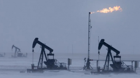 Giá xăng dầu hôm nay 28/1: Bật tăng 3%, sản lượng khai thác tại Mỹ giảm 15%