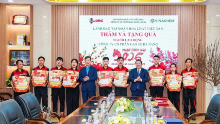 Chủ tịch HĐTV Vinachem Phùng Quang Hiệp thăm, chúc Tết và tặng quà người lao động DRC