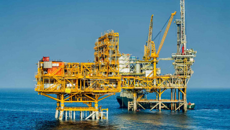 Giá xăng dầu hôm nay 30/1: Vượt mốc 70 USD/thùng