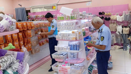 Quản lý thị trường Vĩnh Long: Tiêu hủy hơn 880 sản phẩm mỹ phẩm, thực phẩm không rõ nguồn gốc