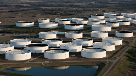 Giá xăng dầu hôm nay 5/1: Vững mốc 60 USD/thùng