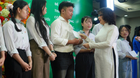 Trường Đại học Đông Á tặng 350 vé xe Tết cho sinh viên khó khăn