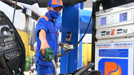 Petrolimex chủ động giảm giá xăng dầu 300 đồng/lít,kg để chia sẻ chi phí với người dân và doanh nghiệp