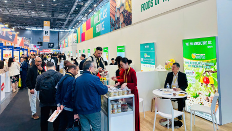 Khu gian hàng Việt Nam tại Hội chợ Sial Paris 2026 thu hút đông đảo khách quốc tế đến tham quan, giao dịch