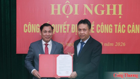 Thứ trưởng Nguyễn Việt Sơn trao Quyết định giao Quyền Viện trưởng Viện Nghiên cứu Thiết kế chế tạo máy nông nghiệp