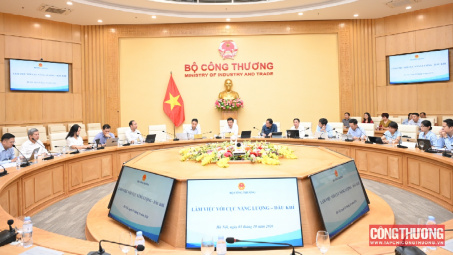 Bộ trưởng Bộ Công Thương Lê Mạnh Hùng làm việc với Cục Năng lượng - Dầu khí