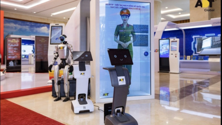 Hai robot AI mang đến trải nghiệm công nghệ tại Lễ phát động phong trào “Sáng kiến mỗi ngày”