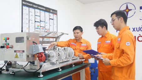 Kỹ sư Công ty Nhiệt điện Duyên Hải làm chủ phần mềm hỗ trợ cân bằng động thiết bị quay tại hiện trường