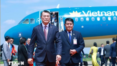 Thủ tướng Chính phủ Lê Minh Hưng đến thủ đô Vientiane bắt đầu thăm chính thức Lào