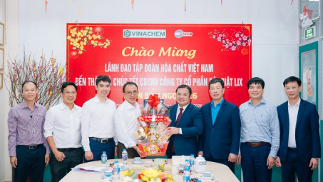 Chủ tịch HĐTV VINACHEM Phùng Quang Hiệp thăm, động viên người lao động Lixco