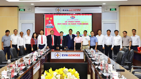 Tổng Công ty Phát điện 2 tổ chức lễ trao tặng Huy hiệu 30 năm tuổi Đảng