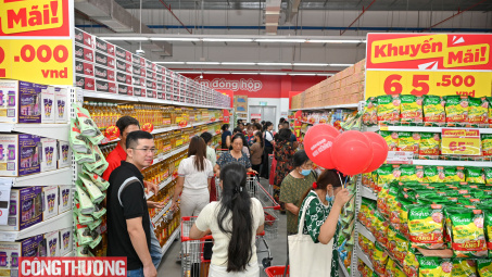 Thị trường hàng hóa ngày Mùng 4 Tết Bính Ngọ: Sức mua ổn định, hệ thống phân phối đồng loạt mở cửa
