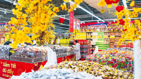 Thị trường hàng hóa ngày Mùng 4 Tết Bính Ngọ: "Nhịp" mua sắm sôi động hơn