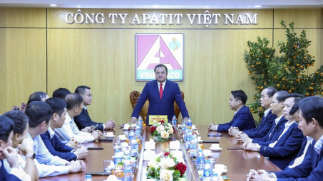 Chủ tịch HĐTV Vinachem Phùng Quang Hiệp gặp mặt đầu Xuân Công ty Apatit Việt Nam