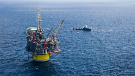 Giá xăng dầu hôm nay 24/2: Neo ở mức cao nhất trong 6 tháng