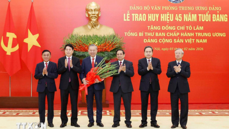 Trao Huy hiệu 45 năm tuổi Đảng tặng Tổng Bí thư Tô Lâm