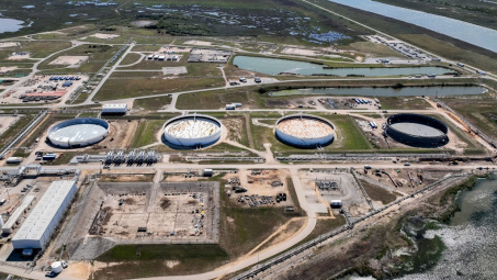 Giá xăng dầu hôm nay 5/2: Tồn kho dầu thô tại Mỹ giảm mạnh