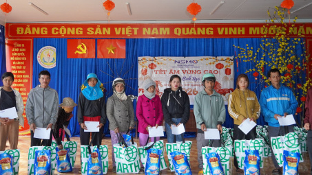 Trung tâm Điều độ Hệ thống điện miền Trung mang Tết ấm đến vùng cao xã Kon Plông, Quảng Ngãi