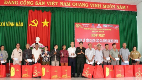 Nhiệt điện Vĩnh Tân: Trao quà Tết Bính Ngọ cho gia đình chính sách tại Lâm Đồng