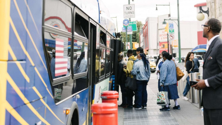 Loạt quốc gia khuyến khích làm việc từ xa, học trực tuyến nhằm giảm tiêu thụ nhiên liệu