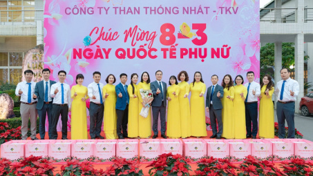 Gần 500 suất quà “giữ lửa” đến với Nữ CBCNV Công ty Than Thống Nhất
