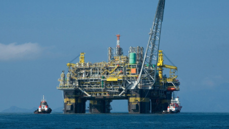 Giá xăng dầu hôm nay 13/3: Neo cao bất chấp Iran tuyên bố không đóng cửa eo biển Hormuz