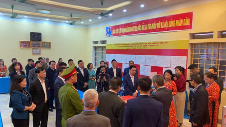 Chủ tịch UBND tỉnh Thái Nguyên kiểm tra diễn tập bầu cử tại phường Gia Sàng