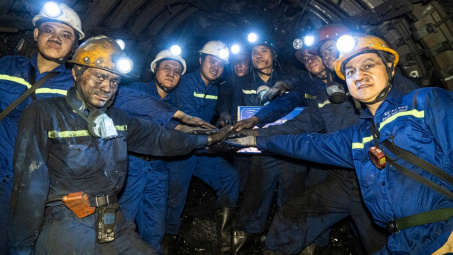 Than Thống Nhất: Theo bước chân Thợ Mỏ - Trao gửi nghĩa tình Tháng Thanh niên