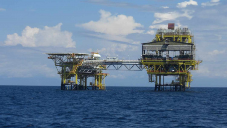 Giá xăng dầu hôm nay 16/3: Các cơ sở năng lượng tại Trung Đông đối mặt rủi ro gia tăng