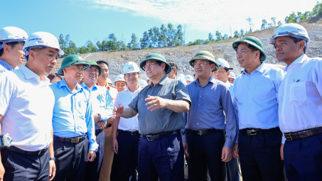 Thủ tướng kiểm tra thực địa các dự án cao tốc, sân bay tại Quảng Ngãi và Gia Lai