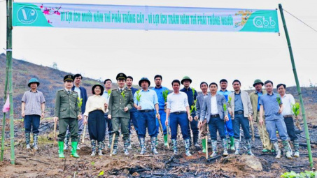 Tổng Công ty Giấy Việt Nam sôi nổi khí thế ra quân trồng cây đầu Xuân Bính Ngọ