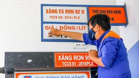 Giá xăng dầu chỉ được điều chỉnh ngay sau 1 ngày khi giá cơ sở tăng từ 15% trở lên hoặc giảm từ 10% trở lên