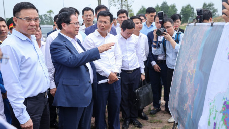 Thủ tướng làm việc tại Nhà máy Lọc hóa dầu Nghi Sơn, khảo sát địa điểm xây kho dầu chiến lược