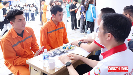 Gần 5.000 cơ hội việc làm tại Ngày hội hợp tác doanh nghiệp Trường Đại học Kinh tế - Kỹ thuật Công nghiệp