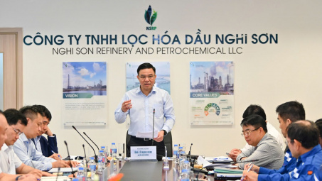 Quyền Bộ trưởng Bộ Công Thương Lê Mạnh Hùng làm việc với Nhà máy Lọc hóa dầu Nghi Sơn