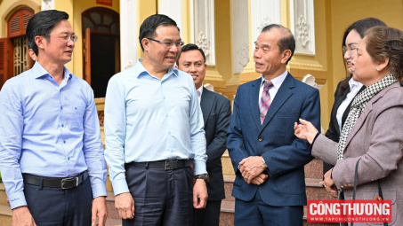 [CHÙM ẢNH] Quyền Bộ trưởng Bộ Công Thương Lê Mạnh Hùng tiếp xúc cử tri tại thành phố Hải Phòng