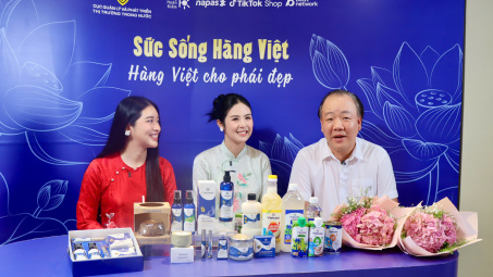 Sức sống hàng Việt 2: Cục trưởng Cục Quản lý và Phát triển thị trường trong nước lên sóng livestream bán sản phẩm