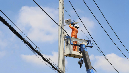 Thanh niên EVNHCMC thắp sáng đường nông thôn Bình Hưng