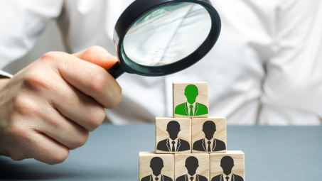 Tác động của quản trị nhân lực bền vững và ứng dụng công nghệ đến năng lực quản trị và cải thiện năng suất lao động: bằng chứng từ doanh nghiệp dịch vụ tại Việt Nam