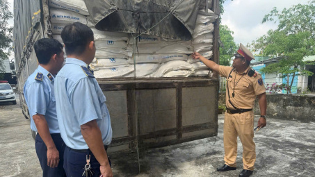 Đà Nẵng: Phát hiện, xử lý vụ vận chuyển 6 tấn đường tinh luyện nhập lậu