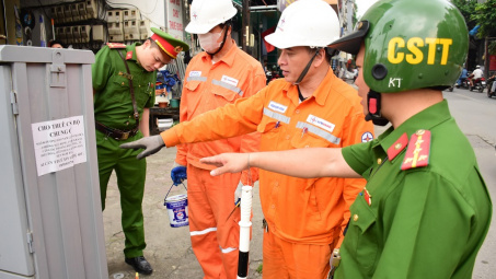 EVN HANOI: Nâng cao ý thức để chấm dứt quảng cáo trái phép